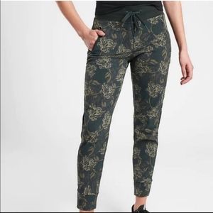 Athleta trekkie north printed jogger pants size 8